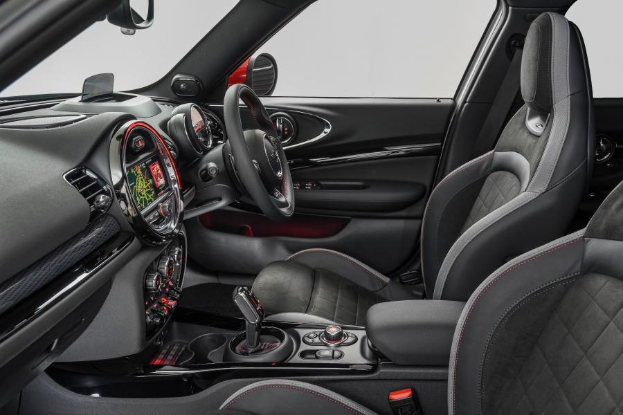 Интерьер Mini John Cooper Works Clubman (F54) 2019 года  (ZA) (фото 18 из 40)